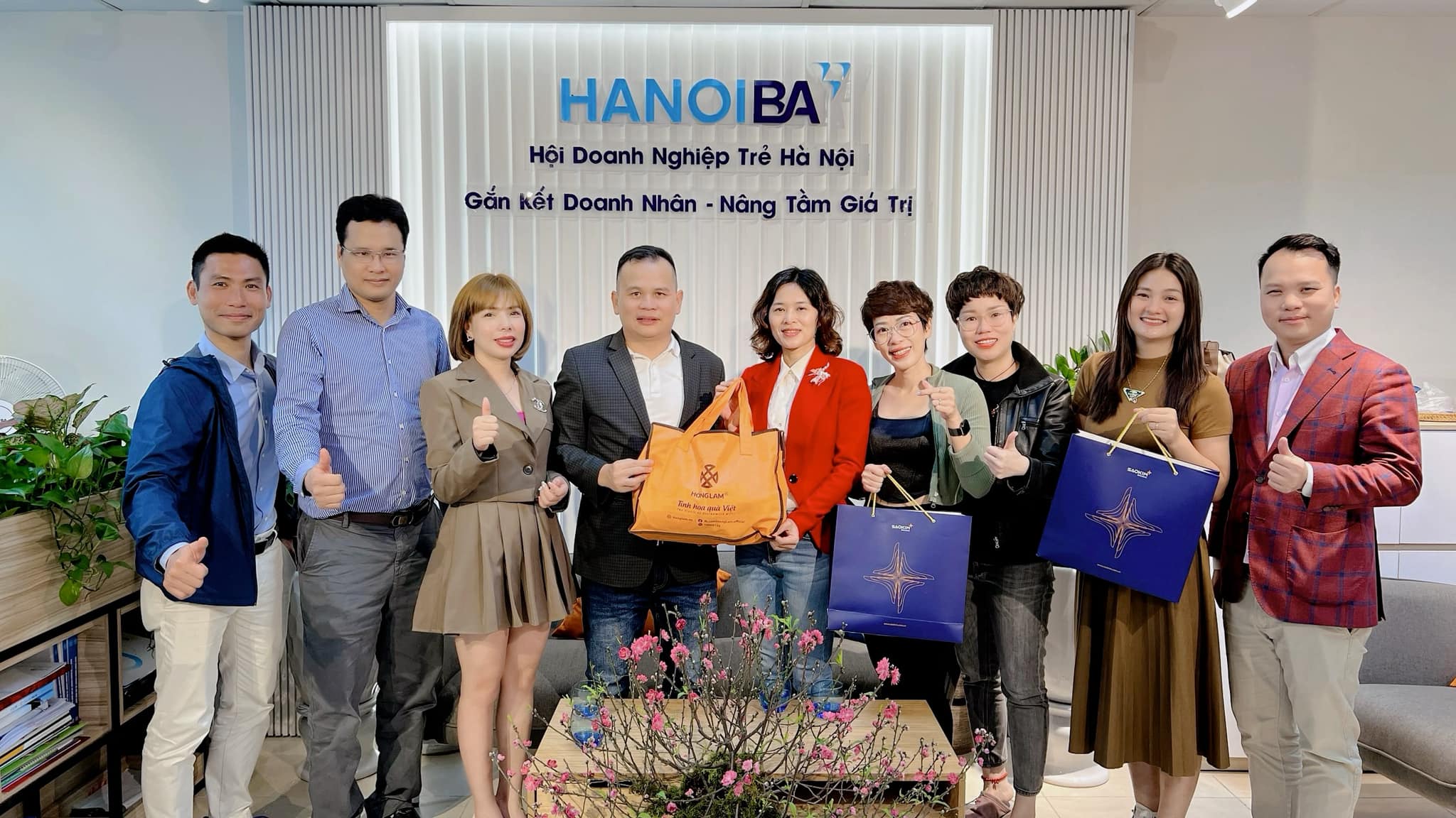 CLB CEO1983 thăm và chúc Tết văn phòng Hội doanh nghiệp trẻ Hà Nội (HANOIBA) - Cánh chim đầu đàn trong phong trào tổ chức hội và kết nối kinh doanh.