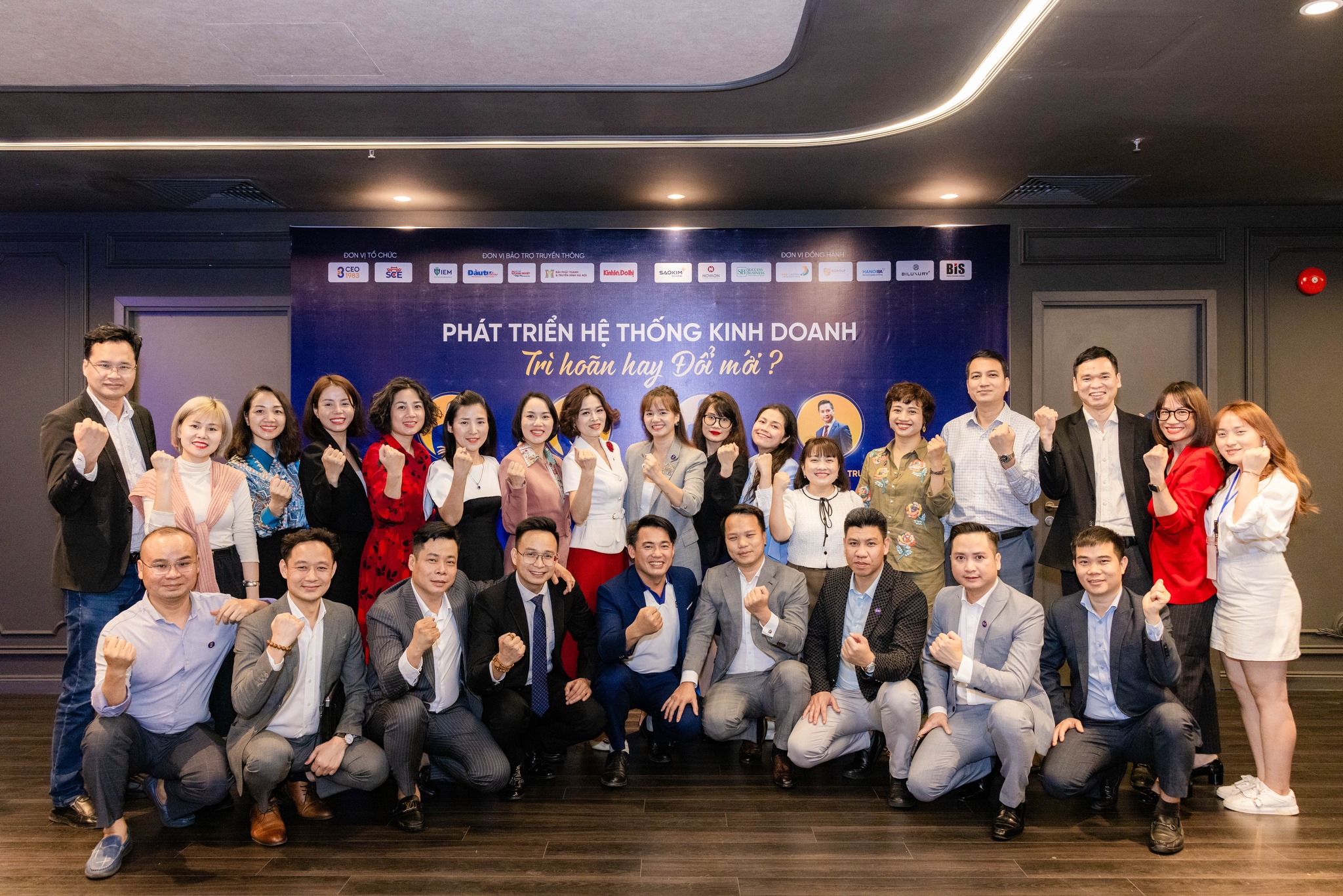 CEO TALK PHÁT TRIỂN HỆ THỐNG KINH DOANH 1 buổi CEO talk với 4 chuyên gia chia sẻ khá nhiều kiến thức về hệ  thống kinh doanh, quản trị doanh nghiệp.